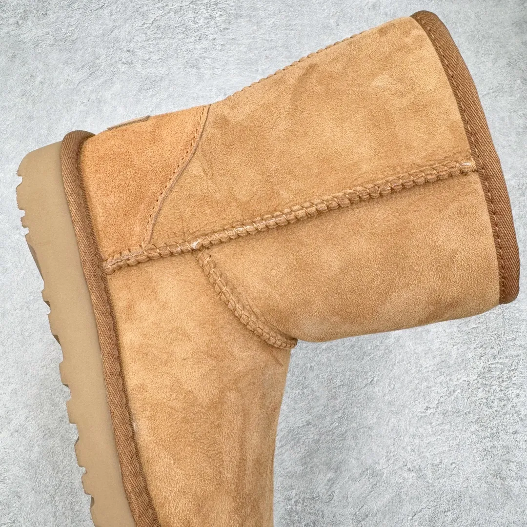 Pick up locally💰520 UGG 6223 Classic autumn and winter sheepskin and fur all-in-one snow boots. All shoes are made from ZP. Longfeng A-grade Australian imported sheepskin and fur all-in-one boots for men and women. Brand OEM production line. Fully follows the ZP process. OEM original pattern maker. Adhering to the principle of no original shoes and no development selection. Pay attention to every detail. The most authentic version on the market TREADLITE "Light Wing" technology outsole Lightweight/durable/flexible/pile size: 35 36 37 38 39 40 41 42 43 44 45 Coding: by2936080